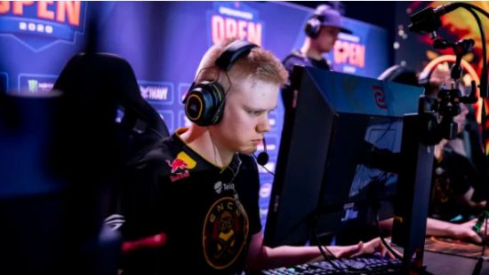 LPL全华班惨遭垫底队击败 许哥晋级决赛前景乐观